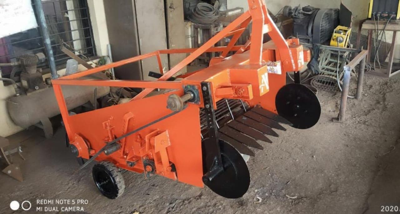 हळद उत्पादक शेतकऱ्यांसाठी हळद काढणी यंत्र