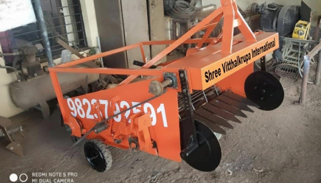 हळद उत्पादक शेतकऱ्यांसाठी हळद काढणी यंत्र
